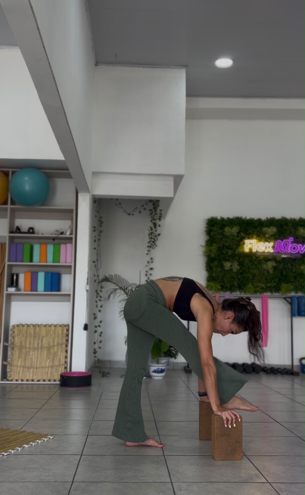 Estiramiento de flexión hacia adelante con bloques
