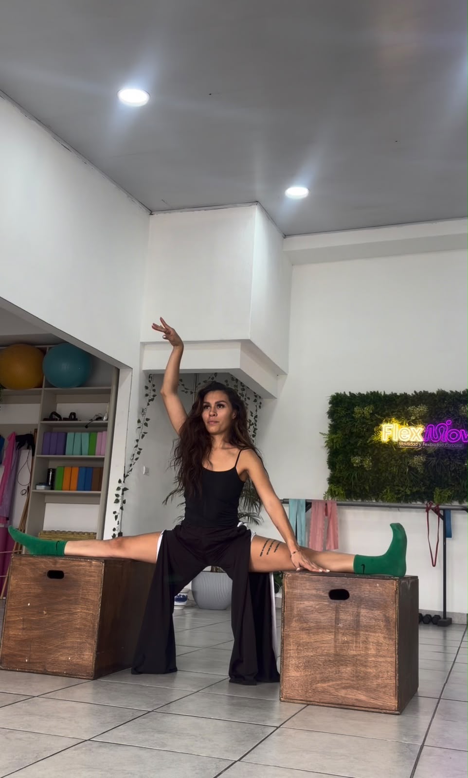Jimena Valladares demostrando flexibilidad en el estudio FlexMove