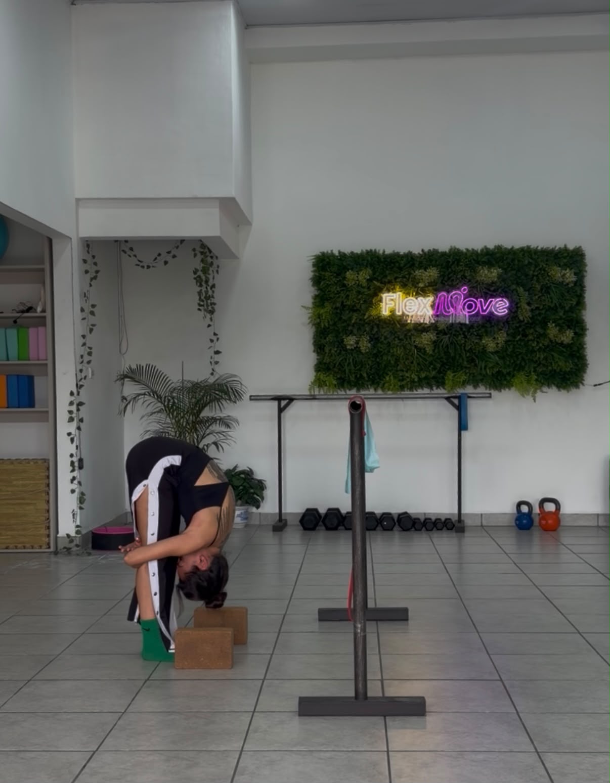 Vista del estudio FlexMove con letrero de neón